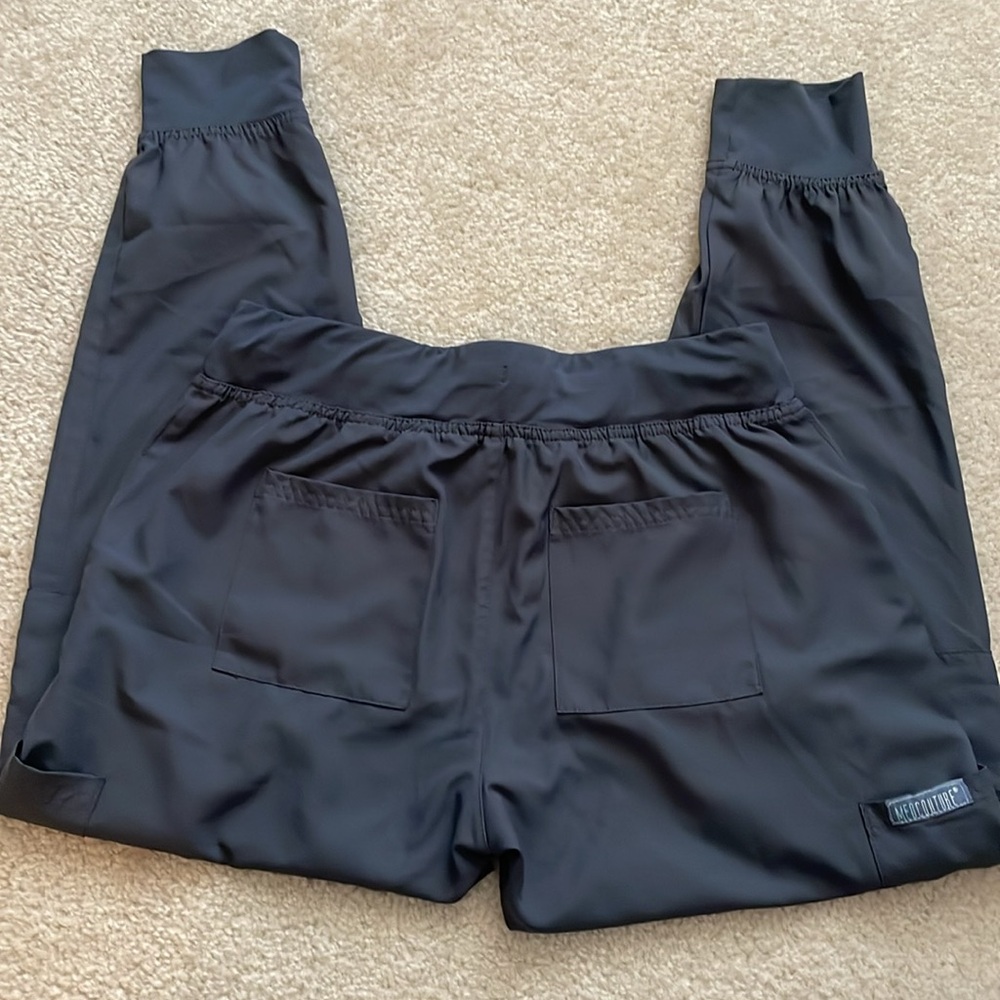 Med Couture Jogger Scrub - Picture 3 of 3